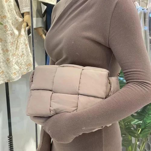 Vista 4 de NAARIIAN Bolso de hombro acolchado de nailon tejido bolso cruzado de diseñador engaña a las mujeres bolso de plumón