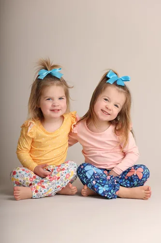 Vista 3 de Arshiner Conjunto de 3 piezas de camiseta con volantes y estampado floral con diadema para niñas pequeñas