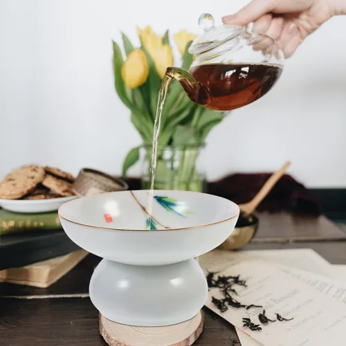Vista 2 de DOITOOL Colador de filtro de té de cerámica de porcelana con soporte de soporte, juego de utensilios de ceremonia de té chino de Kongfu (estilo 2)