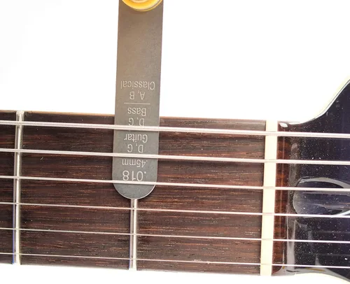Vista 6 de MusicNomad Medidor de alivio de cuello de varilla de armadura de precisión y herramienta de medición de ranura de altura de tuerca