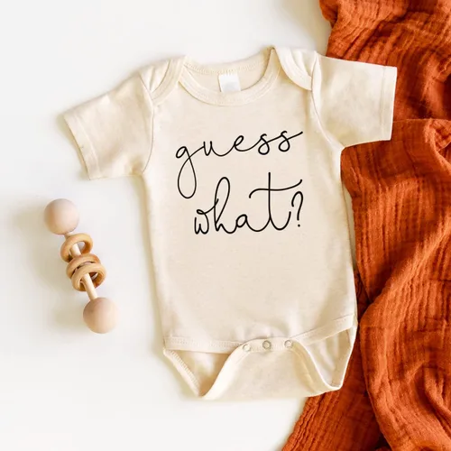 Vista 2 de Bump and Beyond Designs Anuncio de embarazo sorpresa para que la familia adivine qué