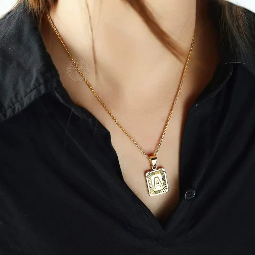 Vista 2 de Trendsmax Colgante rectangular con letra inicial para hombre y mujer, chapado en oro, cadena Rolo de 18 pulgadas