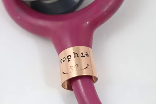 Vista 3 de Etiqueta de identificación de estetoscopio – Anillo – Littmann – Charm – Etiqueta de nombre personalizada – Regalo de graduación de enfermera