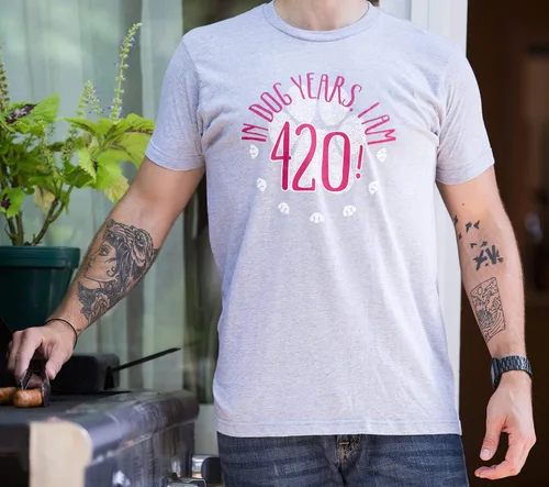 Vista 5 de Camiseta unisex con texto en inglés «In Dog Years», «I'm 420!» 60º cumpleaños, divertida camiseta unisex