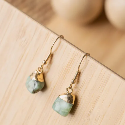 Vista 2 de AYANA - Aretes de cristal curativo de piedra de esmeralda Piedra de amor divino, unidad y energía armoniosa Piedra natal de tauro chakra