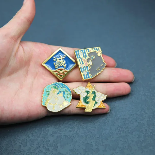 Vista 2 de Cualque Broche de anime de demonio Kimetsu no Yaiba personajes de metal alfileres esmaltados accesorios de cosplay regalos de joyería