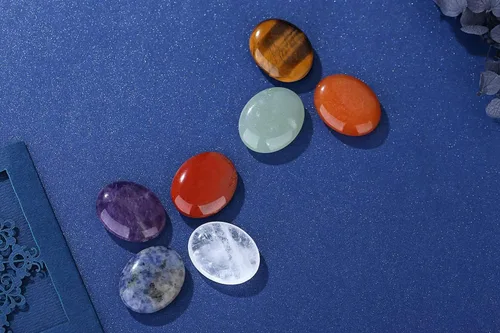Vista 2 de LAIDANLA Juego de 7 piezas de cristales curativos ovalados de piedra de palma y amatista triturada a granel, piedras preciosas naturales pulidas