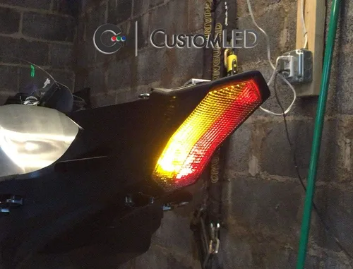 Vista 4 de Luz Trasera LED Integrada Blaster-X para Yamaha YZF-R7 2022-2025 (Lente Transparente)