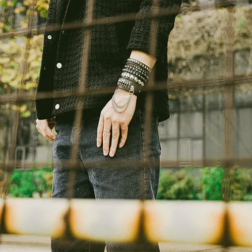 Vista 3 de Eigso Pulseras de cuero punk para hombres y mujeres, estilo retro de los años 80, hematita y rock, juego de pulseras de metal ajustables para hombre