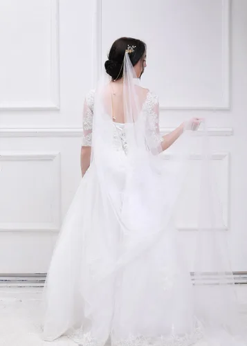 Vista 2 de Kercisbeauty 3M - Velo de encaje de una sola capa de tul suave transparente para boda con peine de flores doradas, cadena de perlas multicapa
