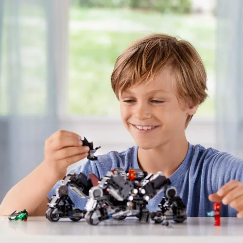 Vista 4 de LEGO Super Heroes 76086 Knightcrawler Tunnel Attack (622 piezas)