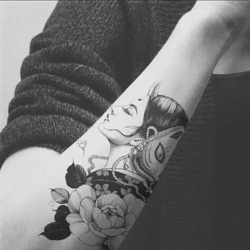 Vista 3 de 6 hojas de tatuajes temporales de geisha japonesa para adultos, calcomanías de tatuaje falsas de grúa de flores de geisha, arte corporal impermeable