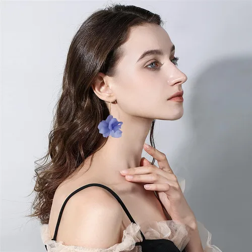 Vista 5 de D.Rosse Aretes de resina colgantes de pétalos de rosa bohemios, aretes de flores de acrílico escalonadas, aretes de borla floral exagerados