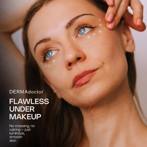 Vista 5 de DERMAdoctor Crema de ojos con cafeína para ojeras, iluminador antienvejecimiento, crema hidratante debajo de los ojos con SPF 30 para hinchazón