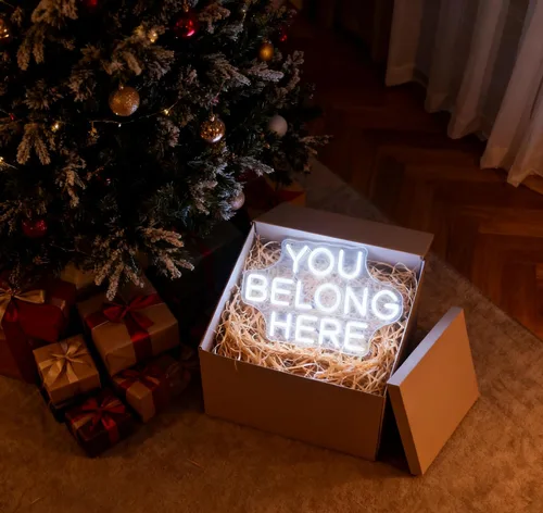 Vista 8 de Letrero de neón LED con texto en inglés "You Belong Here", luz de neón decorativa regulable alimentada por USB, para el hogar, sala de estar
