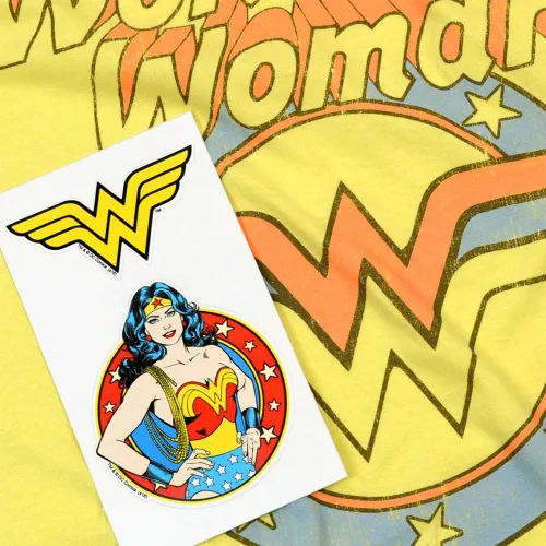 Vista 6 de Popfunk Camiseta y calcomanías clásicas de Wonder Woman con licencia oficial para mujer