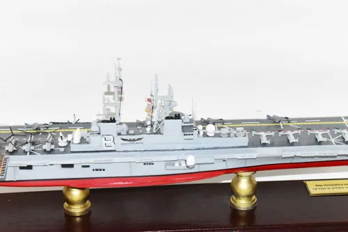 Vista 7 de Squadron Nostalgia LLC USS Makin Island (LHD-8) Barco de asalto anfibio, modelo de barco de asalto, avispa, 24 pulgadas, caoba