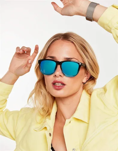 Vista 131 de Hawkers One Sunglasses for Men and Women - 100% UV400 Protection - Lightweight and Square Sunglasses