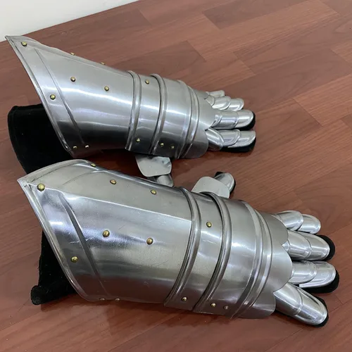 Vista 2 de AnNafi Armor Guanteletes Guantes de acero con detalles de latón Par de armadura Disfraz de caballero medieval Guantelete de metal de guerrero