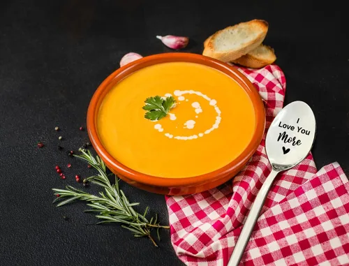 Vista 2 de I Love You More - Cuchara de acero inoxidable grabada divertida, el mejor regalo de cuchara de té para mujeres y hombres, regalo de San Valentín