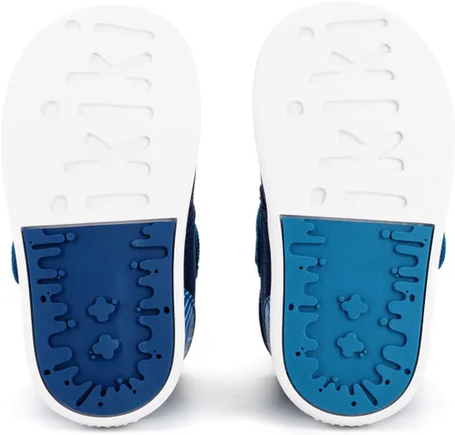 Vista 7 de ikiki Zapatillas deportivas para niños pequeños y niños pequeños. Tenis de ajuste espacioso. Nota no chirriantes, puntera y talón de cuero vegano