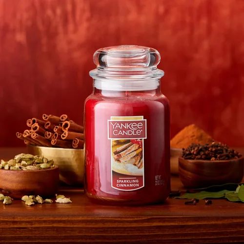 Vista 6 de Yankee Candle - Vela perfumada Sparkling Cinnamon, clásica de una sola mecha en tarro grande de 22 onzas, más de 110 horas de tiempo de combustión