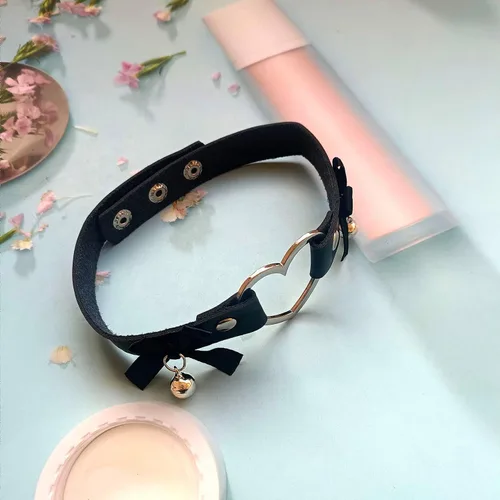 Vista 4 de Gargantilla de cuero con forma de corazón gótico, alas de murciélago, collar de gato, cadena de lazo punk, cascabel, cascabel, collar de cinta
