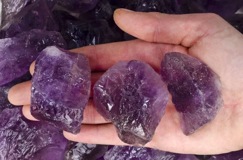 Vista 4 de Fantasia Materiales: 2 libras Amatista Grado 1 Piedras ásperas de trozos grandes de Brasil Trozos de amatista - Grado 1