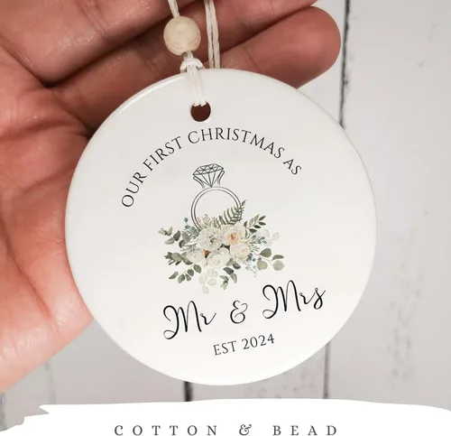 Vista 6 de Adorno de Navidad con texto en inglés "Our First Christmas Just Married", regalo de boda único para recién casados, adorno de Navidad de Mr & Mrs