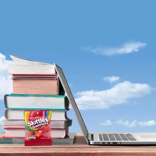 Vista 7 de SKITTLES Gummies Original Fruity Gummy Candy, bolsas de 4.2 onzas, paquete a granel de 12 snacks