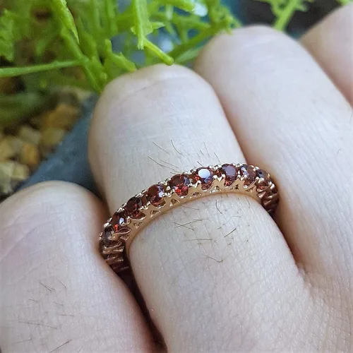 Vista 7 de Dazzlingrock Collection Anillo de boda apilable de eternidad con piedras preciosas o diamantes redondos para mujer en oro