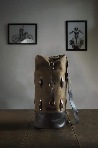 Vista 16 de Bolsa de lona para motocicleta de cuero genuino de grano completo resistente de inspiración militar Alforja Bolsa de fin de semana Con correas