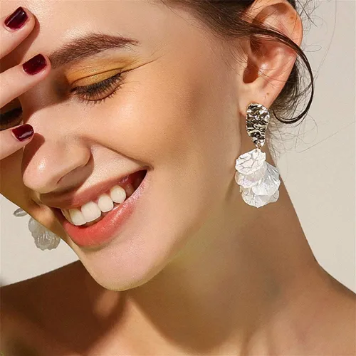 Vista 7 de Just Follow Aretes colgantes de pétalos de rosa blanca para mujeres y niñas, aretes de borla de acrílico largos con diseño floral exagerado