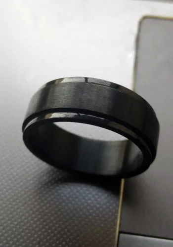 Vista 3 de Metal Masters Co. Anillo giratorio de acero inoxidable negro de 8 mm para hombre, tamaños 6 a 15