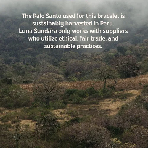 Vista 5 de Luna Sundara Pulsera de Palo Santo hecha a mano en Perú altamente aromática y espiritualmente limpiadora Madera