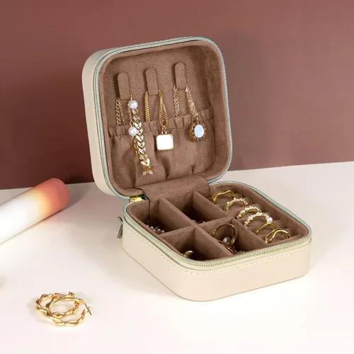 Vista 3 de KAMIER Joyeros pequeños para mujer Joyero portátil de viaje Caja organizadora de joyas de piel sintética para aretes, anillos, collares (beige)