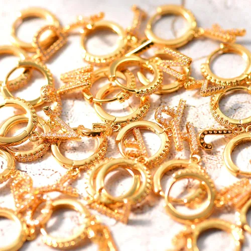 Vista 5 de MEVECCO Aretes de aro de circonita cúbica chapados en oro de 18 quilates, con iniciales de la A a la Z, 26 letras personalizadas, joyería