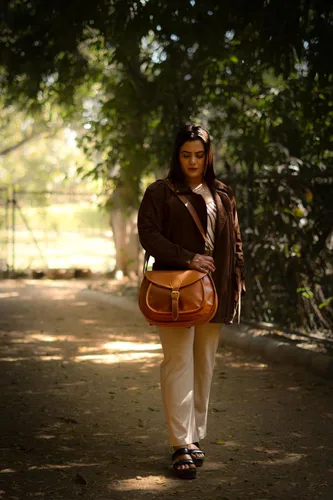 Vista 13 de Satchel And Fable Bolsos cruzados de cuero vintage hechos a mano para mujer