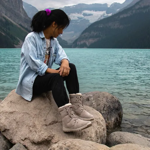 Vista 2 de BEARPAW Botas de invierno y nieve Tyra con forro de piel sintética para mujer