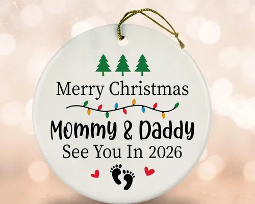 Vista 4 de Adorno de árbol de Navidad – Feliz Navidad mamá y papá nos vemos en 2025 – Anuncio de embarazo sorpresa para papá para ser regalo de Navidad