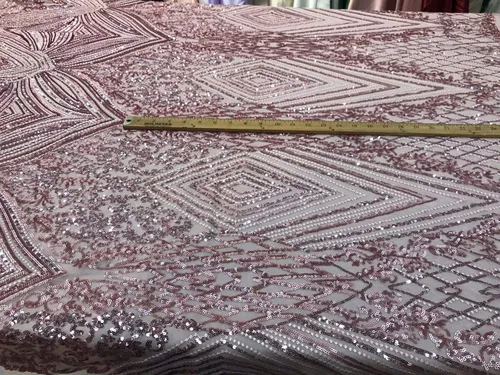 Vista 6 de BORDADO DE DIAMANTE DE DIAMANTE DE ROSA POLVADORA EN UNA MALLA ELÁSTICA DE 4 VÍAS VENDIDO A YARD