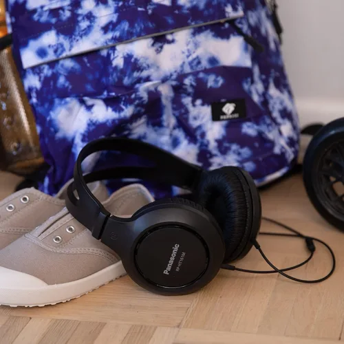 Vista 5 de Panasonic Auriculares ligeros con cable sobre la oreja con micrófono, sonido y XBS para extra graves, cable largo, conector de 3.5mm para teléfonos