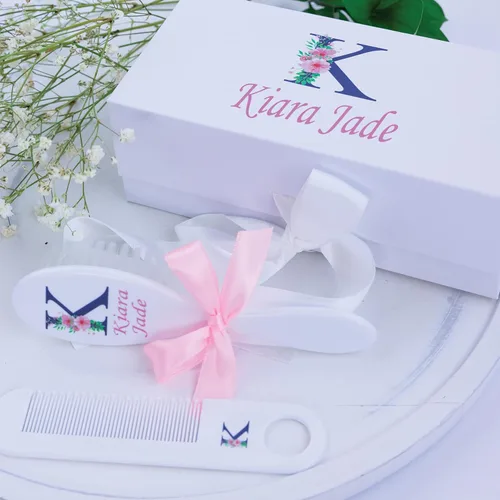Vista 3 de Monograma floral personalizado para bebé, conjunto de cepillo y peine para niñas, regalo de bebé con monograma floral, juego de regalos para niños