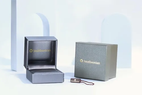 Vista 4 de Gin and Grace en colaboración con la colección del Museo Smithsonian, presenta el collar de hojas de esmeralda Triumph en oro amarillo de 14