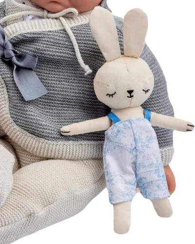 Vista 5 de JC Toys La Baby Original Gray Collection Set de regalo Cuerpo suave con peso de 17 pulgadas Fabricado en España Como un bebé real Ojos