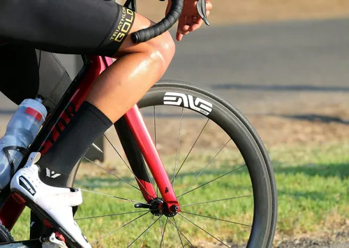 Vista 6 de Swiftwick - Calcetines ASPIRE TWO para correr y ciclismo, ligeros, ajuste de compresión