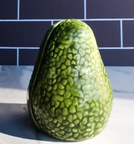 Vista 4 de Ebros - Juego de salero y pimentero de cerámica de superalimento delicioso en mitades de aguacate, figuras de fiesta, cocina, mesa, frutas