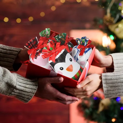 Vista 7 de Funrous 50 bolsas de dulces de Navidad a granel, bolsas de plástico con cordón de regalo, alce, muñeco de nieve, pingüino, bolsas de regalos