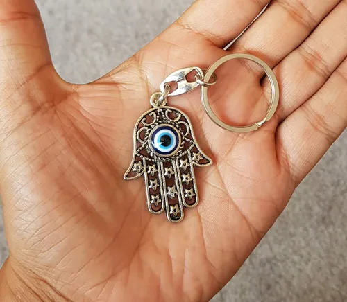 Vista 4 de Mystic Jewels Llavero Hamsa de la mano turca de Fátima Hamsa - Colgante de buena suerte - Llavero de buena suerte - Regalo, plateado