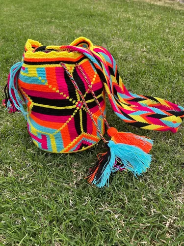 Vista 2 de Mochila Wayuu - Bolsos colombianos, 100% hechos a mano, auténtico ganchillo tejido a mano por Wayuu Tribe, diseño exclusivo y único